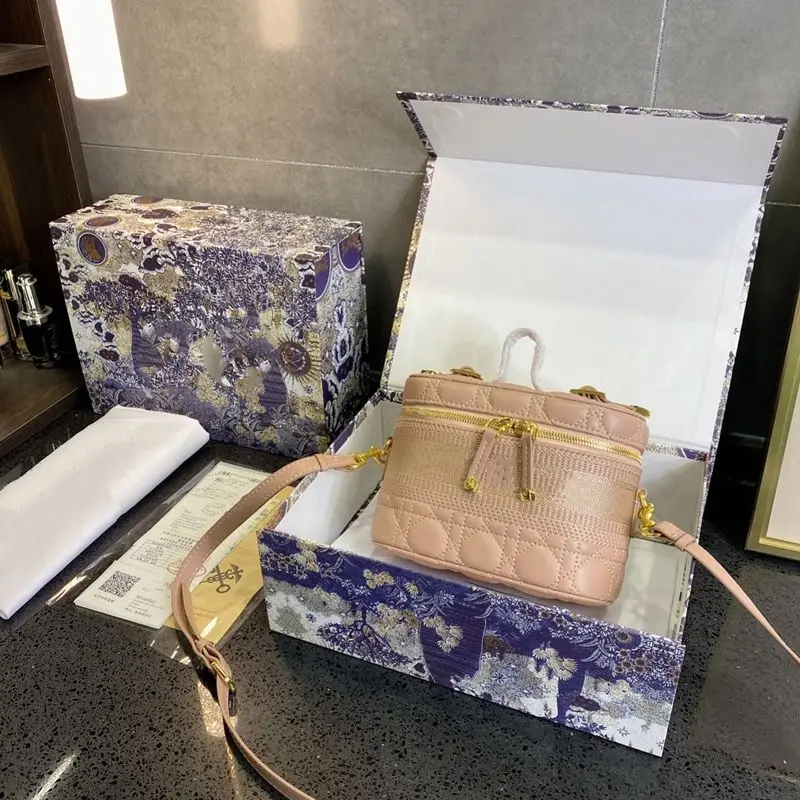 2021 spring and summer new cosmetic bag woman bag fashion all-match lady portable cosmetic bag
2021 spring and summer new cosmetic bag woman bag fashion all-match lady portable cosmetic bag