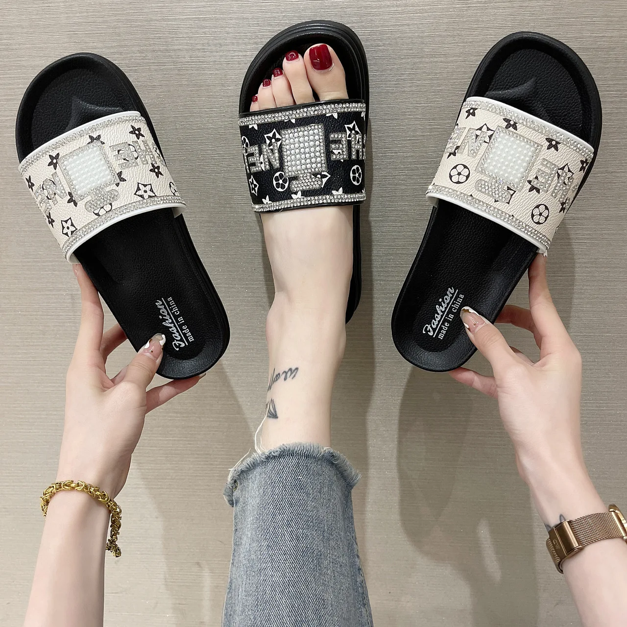 Rhinestone Perfume Bottle Slippers Women Summer Wear Fashion 2021 New Female Ins Tide Thick Bottom Sandals Women
Rhinestone Perfume Bottle Slippers Women Summer Wear Fashion 2021 New Female Ins Tide Thick Bottom Sandals Women