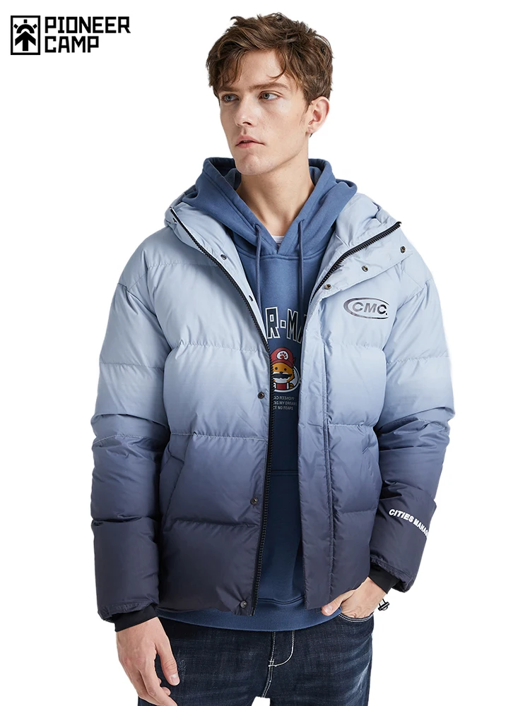 Пионерский лагерь, модный пуховик с градиентом, Мужская брендовая одежда, белый утиный пух, зимнее пальто с капюшоном на молнии для мужчин 
Пионерский лагерь, модный пуховик с градиентом, Мужская брендовая одежда, белый утиный пух, зимнее пальто с капюшоном на молнии для мужчин