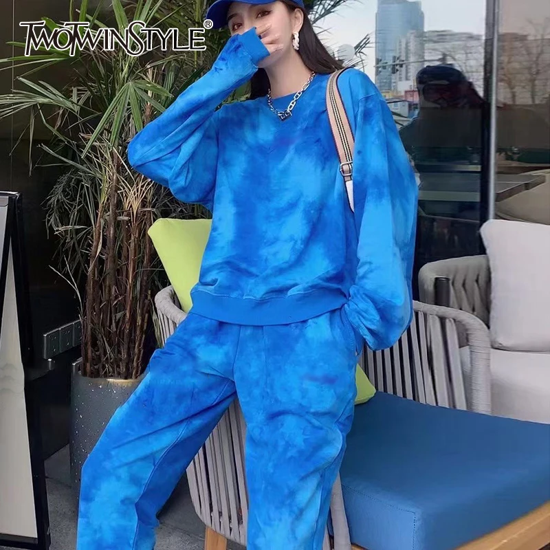TWOTWINSTYLE Sports Fitness Sets For Female O Neck Long Sleeve Top Wiht Pants Print Hit Color Women's Set Fashion Tide 2021
TWOTWINSTYLE Sports Fitness Sets For Female O Neck Long Sleeve Top Wiht Pants Print Hit Color Women's Set Fashion Tide 2021