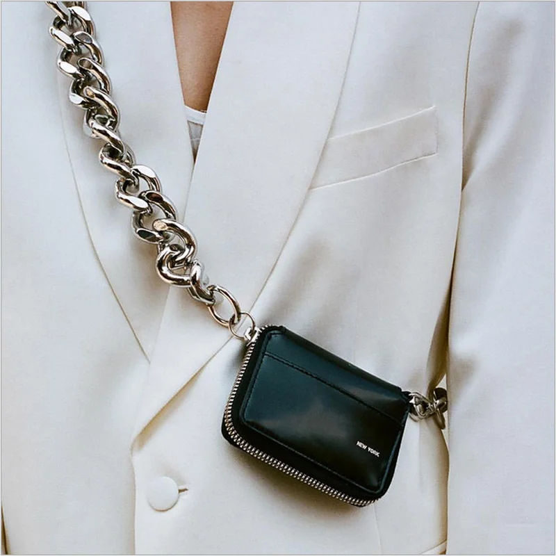2020 new fashion women's leather bag thick metal chain black shoulder bag small chest bag pocket pocket pocket pocket
2020 new fashion women's leather bag thick metal chain black shoulder bag small chest bag pocket pocket pocket pocket