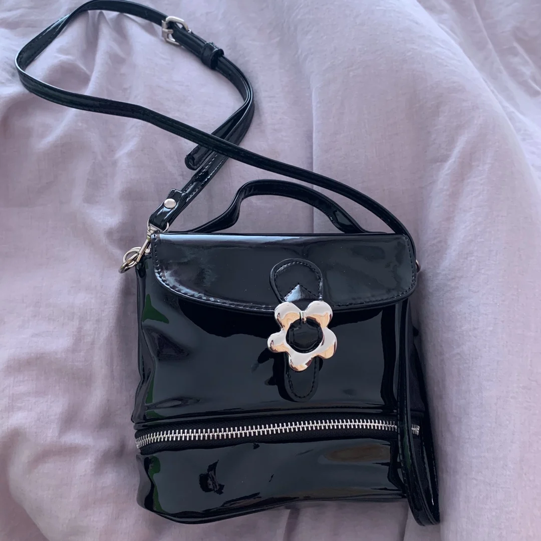 Flower Women Small Shoulder Bag Retro Patent Leather Women Crossbody Bags Fashion Girls Small Buckle Bucket Bags Bolsa Feminina
Flower Women Small Shoulder Bag Retro Patent Leather Women Crossbody Bags Fashion Girls Small Buckle Bucket Bags Bolsa Feminina