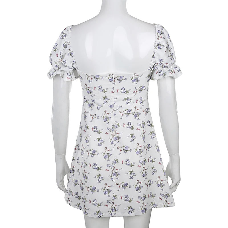 Женское короткое платье летнее белое с цветочным принтом рюшами пышными