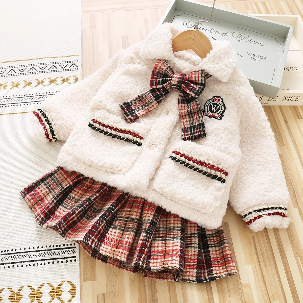 Winter Baby girls lambs wool bow coat + plaid skirt thickening 2pcs suit kids Children's clothing
Winter Baby girls lambs wool bow coat + plaid skirt thickening 2pcs suit kids Children's clothing