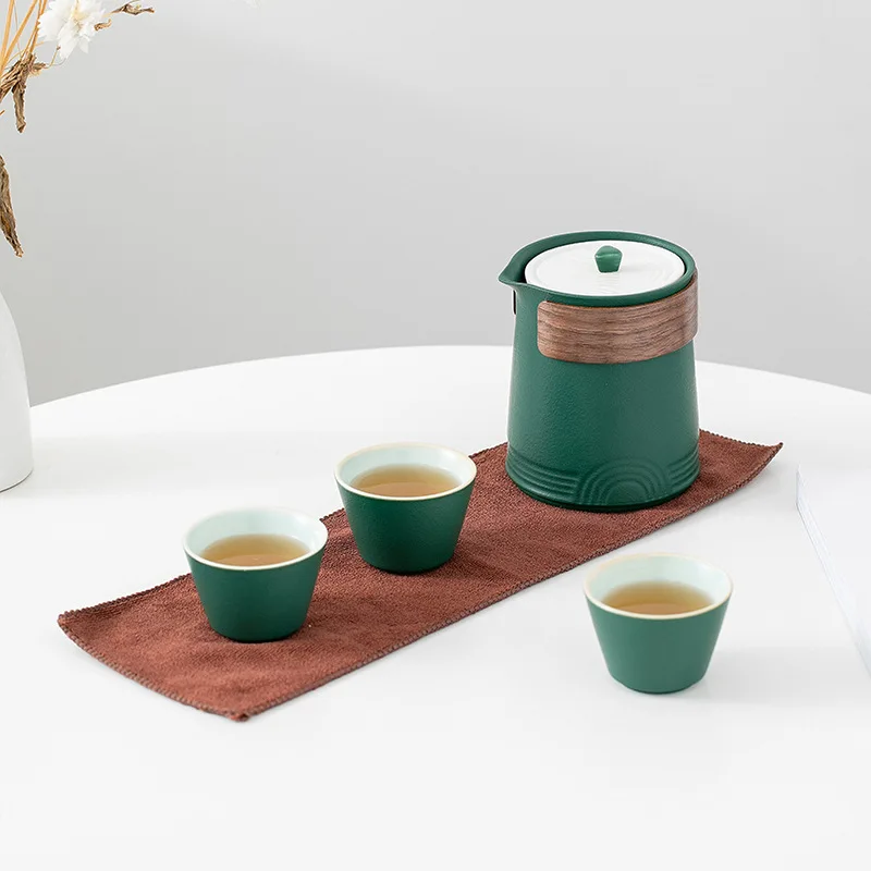 Portable Travel Tea Set Portable Gongfu Teapot Teacup Outdoor Quick Cup One Pot Fills Three Cups
Portable Travel Tea Set Portable Gongfu Teapot Teacup Outdoor Quick Cup One Pot Fills Three Cups