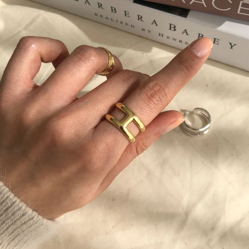 Elegant Luxury Brand Design Metal Gold Round Opening Wide Letter H Ring For Women New Elegant Jewellery Gift
Elegant Luxury Brand Design Metal Gold Round Opening Wide Letter H Ring For Women New Elegant Jewellery Gift