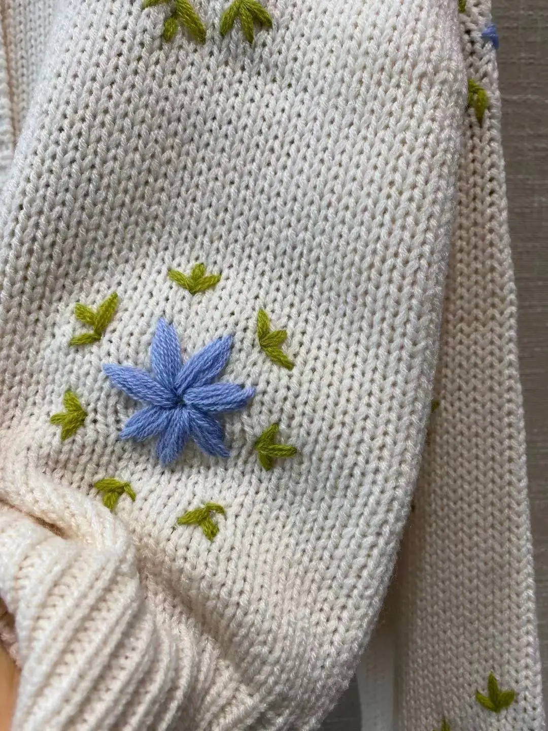 Women Sweater 2020 New Age Girl Handmade Flower Embroidery Wood Grain Button Long Sleeve Round Neck Knitted Cardigan Women
Women Sweater 2020 New Age Girl Handmade Flower Embroidery Wood Grain Button Long Sleeve Round Neck Knitted Cardigan Women