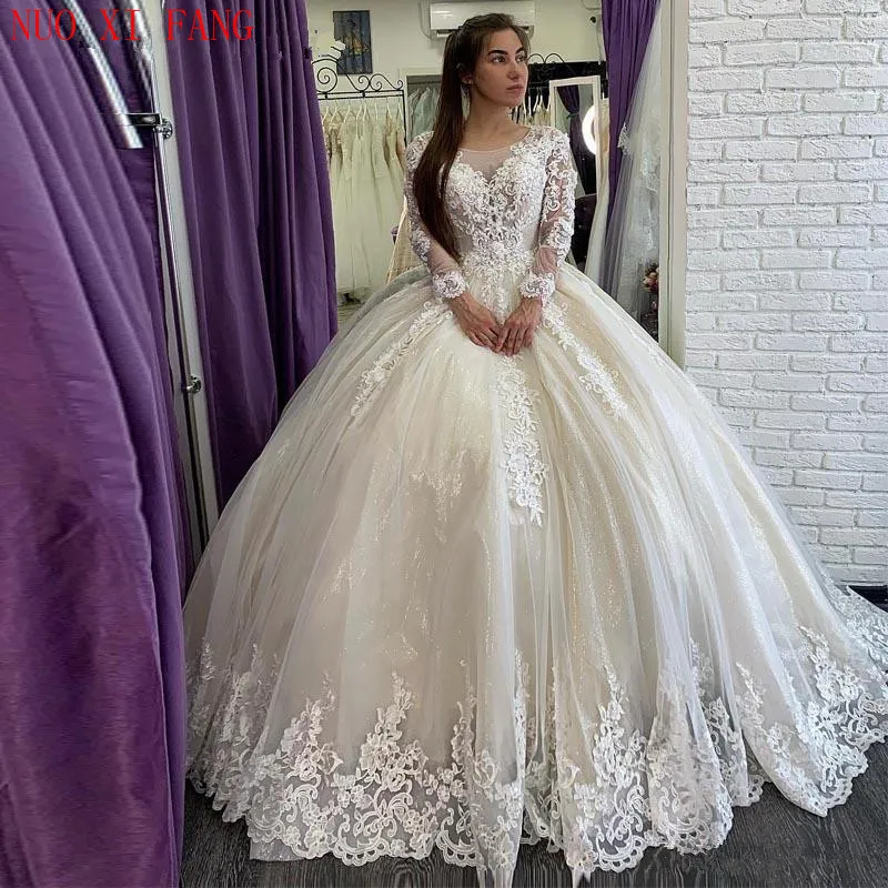 Свадебное платье, с длинными рукавами, прозрачным вырезом и бисером
Свадебное платье, с длинными рукавами, прозрачным вырезом и бисером