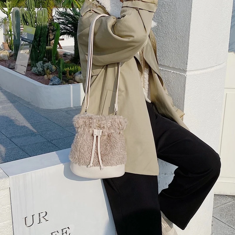 2021New High Quality Faux Fur Women' Bag Drawstring Handbags Female Japan Bucket Bag Youth Shoulder Crossbody Bag Whole Sale
2021New High Quality Faux Fur Women' Bag Drawstring Handbags Female Japan Bucket Bag Youth Shoulder Crossbody Bag Whole Sale