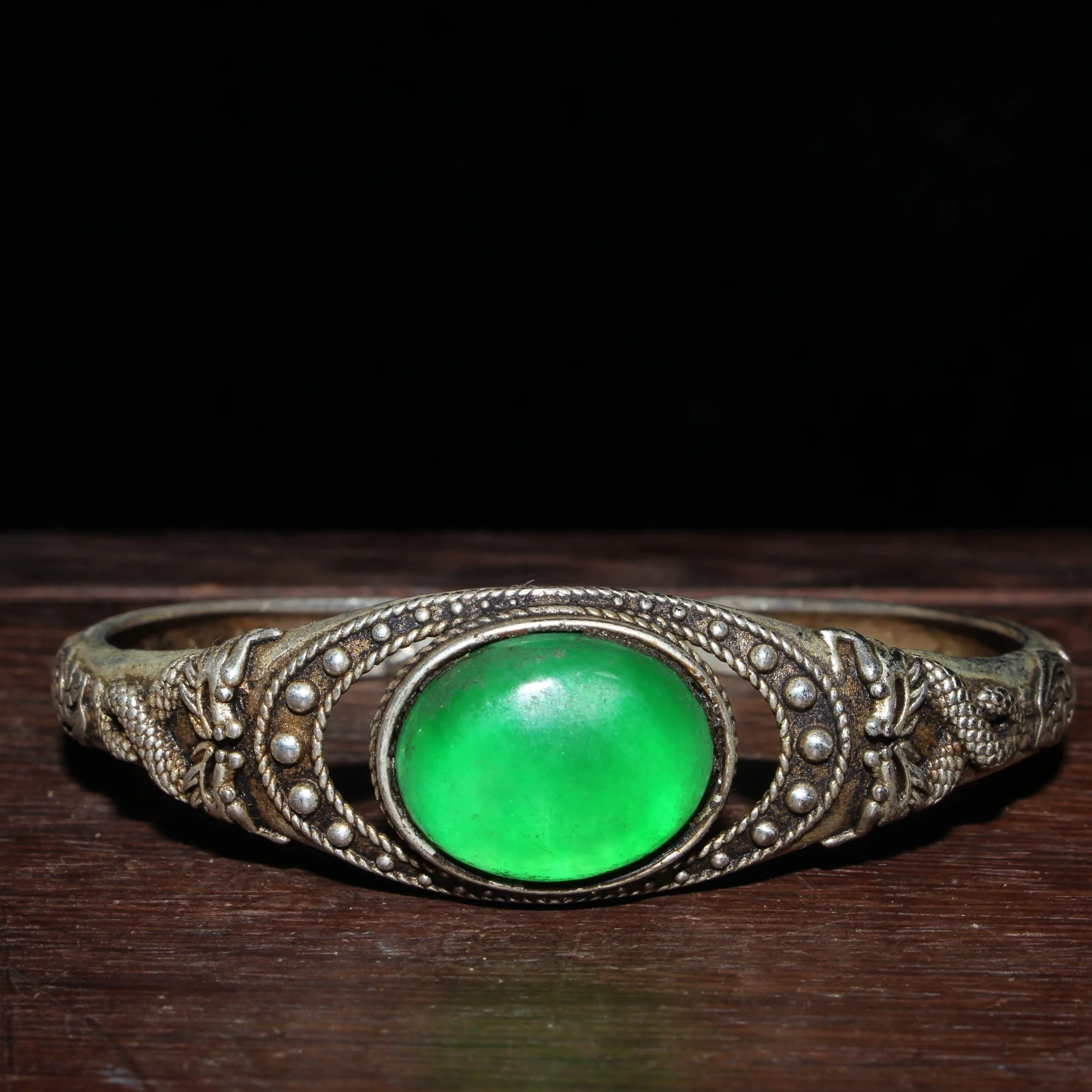 Collection Chinese old Tibetan silver inlaid green stone jade bracelet noble bracelet
Collection Chinese old Tibetan silver inlaid green stone jade bracelet noble bracelet