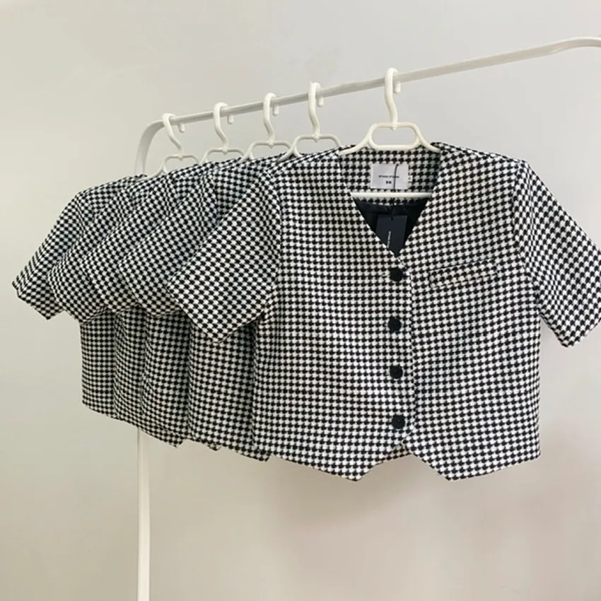 2022 summer new French retro houndstooth short jacket women v-neck small short-sleeved top
2022 summer new French retro houndstooth short jacket women v-neck small short-sleeved top