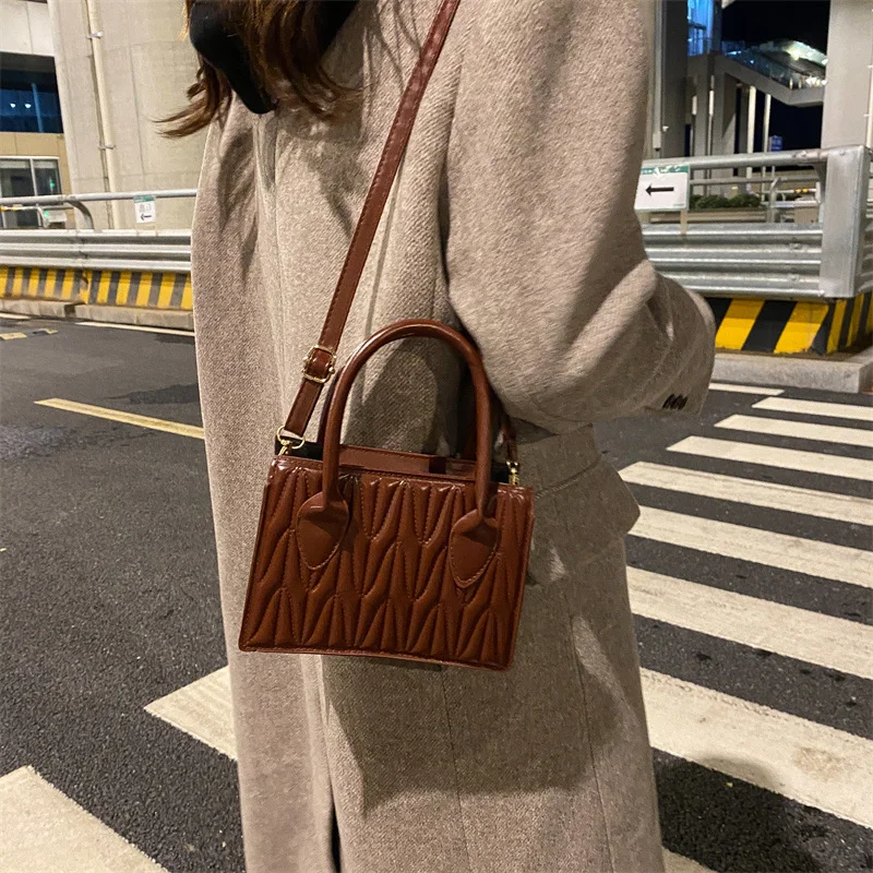 Bag Women's New Autumn and Winter Fashion Foreign Style Single Shoulder Bag Messenger Bag Small Square Bag Solid Color Handbag
Bag Women's New Autumn and Winter Fashion Foreign Style Single Shoulder Bag Messenger Bag Small Square Bag Solid Color Handbag