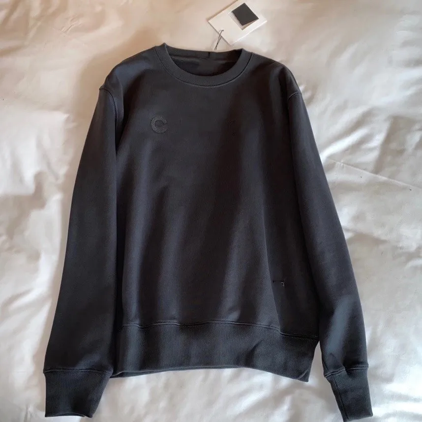 The overall color of the new men's and women's long sleeved sweater in autumn and winter is simple
The overall color of the new men's and women's long sleeved sweater in autumn and winter is simple