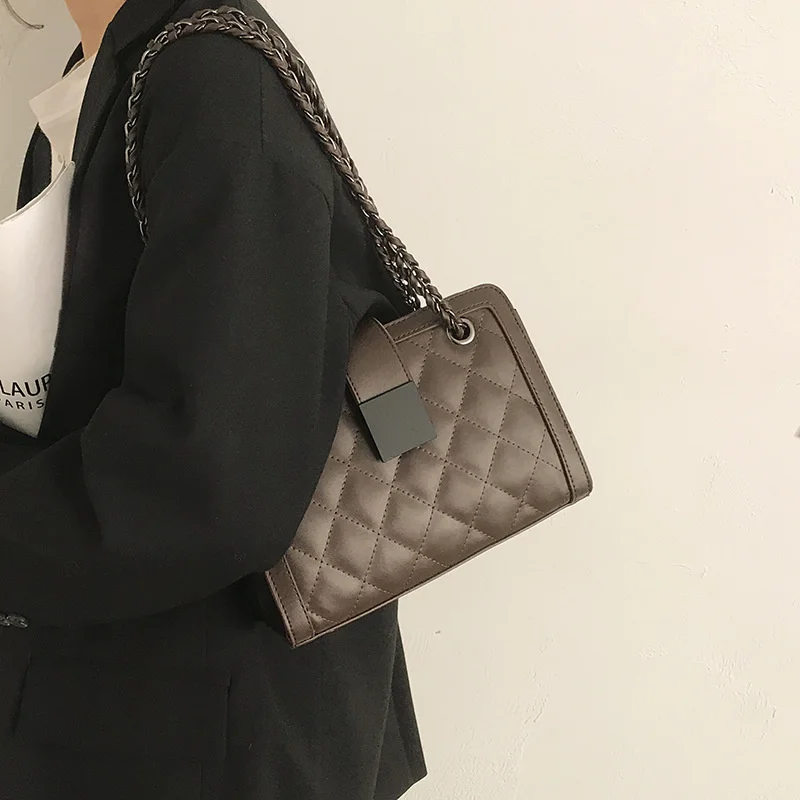 Autumn and winter high-capacity bag women's new fashion chain bag versatile fashion bag
Autumn and winter high-capacity bag women's new fashion chain bag versatile fashion bag