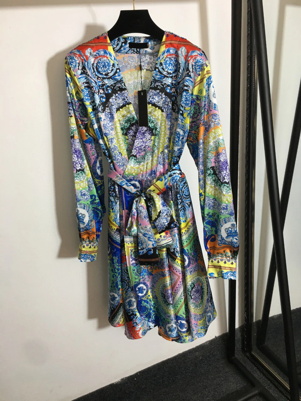 High Quality Luxury Autumn and Spring Sexy Women Retro Print Slim Waist V-neck Long Sleeve Dress
High Quality Luxury Autumn and Spring Sexy Women Retro Print Slim Waist V-neck Long Sleeve Dress