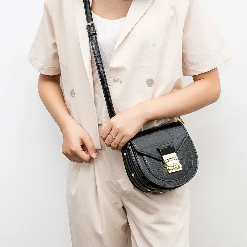 2020 New Women's Bag Stone Lock Small Round Bag Fashion Portable Messenger Bag Versatile Alligator Saddle Bag
2020 New Women's Bag Stone Lock Small Round Bag Fashion Portable Messenger Bag Versatile Alligator Saddle Bag