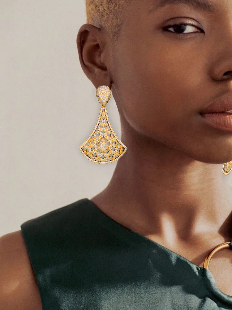 SISCATHY 2020 Luxury Hollow Fans Shape Cubic Zirconia Earrings Fashion Engagement Party Drop Dangle Earrings Jewelry For Women 
SISCATHY 2020 Luxury Hollow Fans Shape Cubic Zirconia Earrings Fashion Engagement Party Drop Dangle Earrings Jewelry For Women