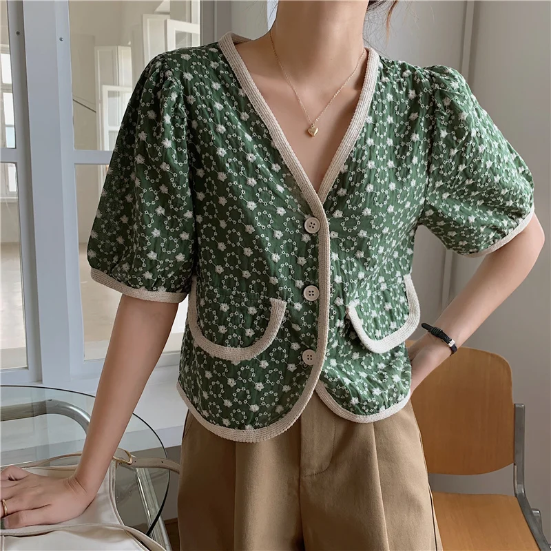 Vintage Floral Embroidery Short Sleeve Blouse Women Chic V-neck Button Summer Short Tops Korean Female Casual Blouses
Vintage Floral Embroidery Short Sleeve Blouse Women Chic V-neck Button Summer Short Tops Korean Female Casual Blouses