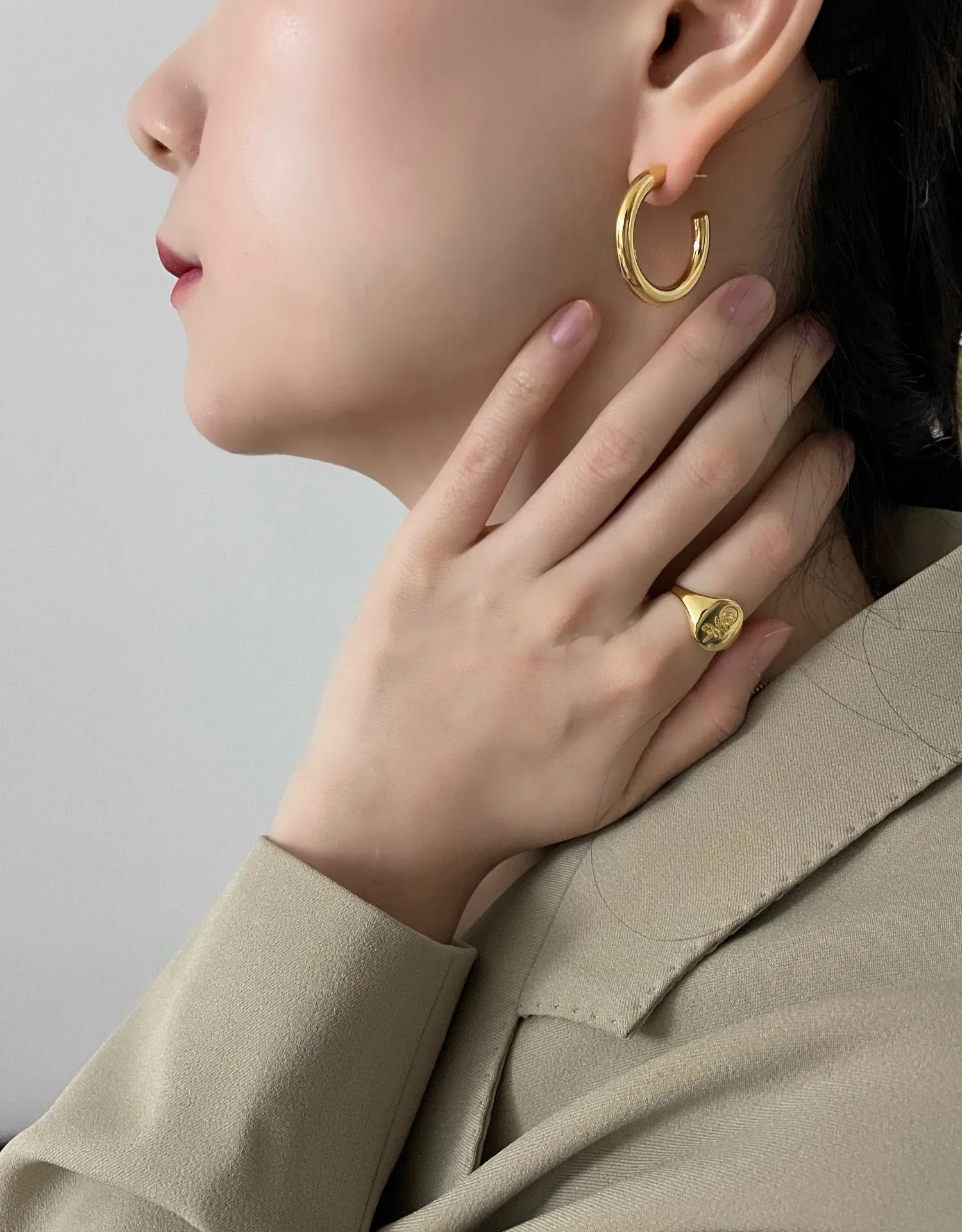 Titanium With 18k Gold Solid CC Hoop Earrings Women Jewelry Party T Show Gown Runway Rare Top Boho Hiphop Korean Japan Trendy
Titanium With 18k Gold Solid CC Hoop Earrings Women Jewelry Party T Show Gown Runway Rare Top Boho Hiphop Korean Japan Trendy
