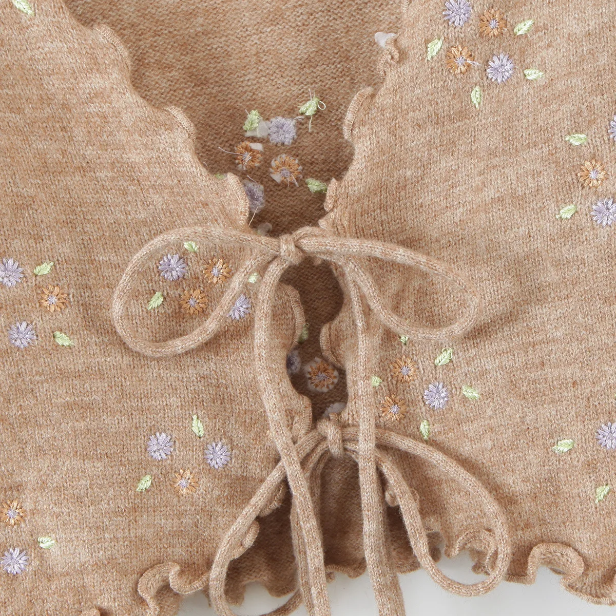Gentle Wind 2021 Autumn New Sweet Temperament Short Embroidery Flower Lace Short Cardigan Wood Ear Sweater Woman
Gentle Wind 2021 Autumn New Sweet Temperament Short Embroidery Flower Lace Short Cardigan Wood Ear Sweater Woman
