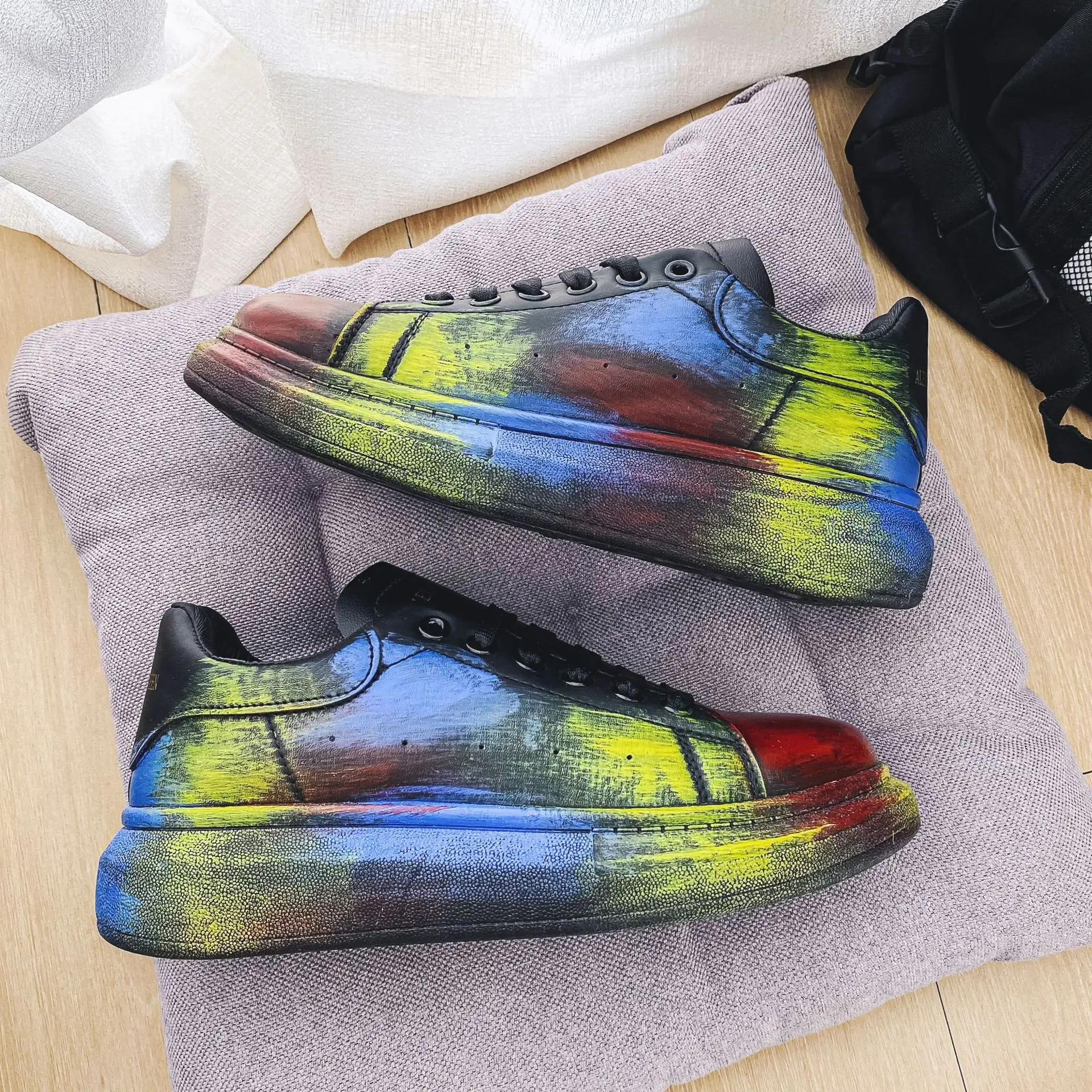 McQuine 2021 Mens Skateboard Shoes Brand Designer Ladies Platform Sneakers Walking Sneakers Women Rainbow Shoes 35-44
McQuine 2021 Mens Skateboard Shoes Brand Designer Ladies Platform Sneakers Walking Sneakers Women Rainbow Shoes 35-44