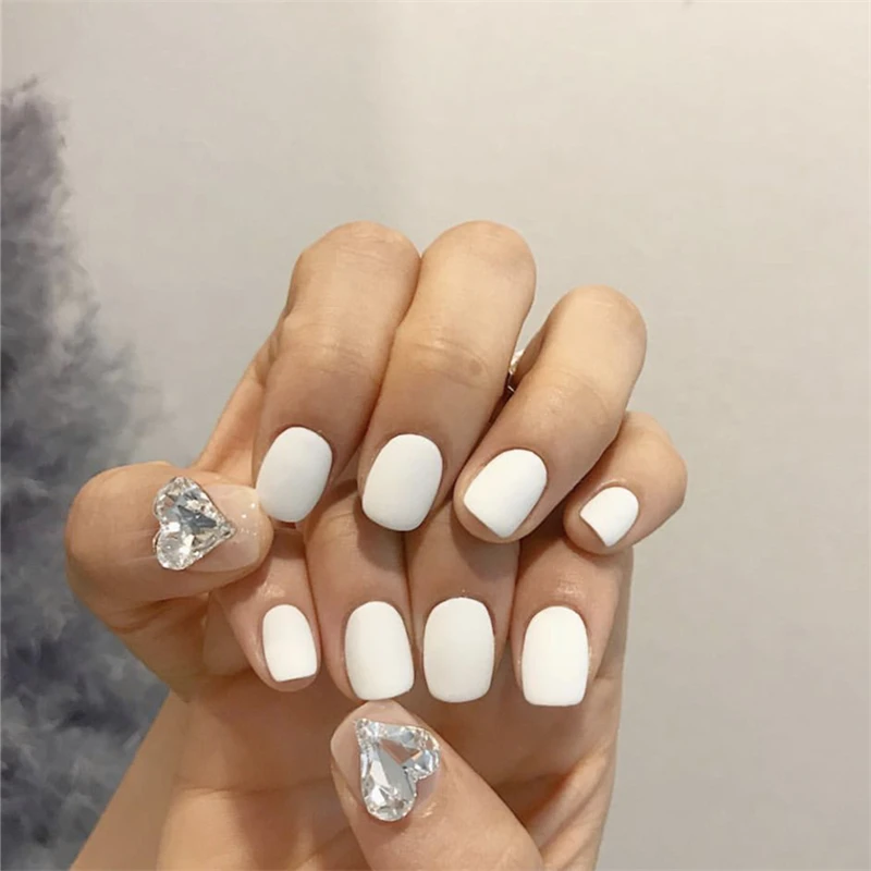 Matte white pure color with love shape diamond 3d decorated fake nails cute short size lady full nail tips bride false nails
Matte white pure color with love shape diamond 3d decorated fake nails cute short size lady full nail tips bride false nails