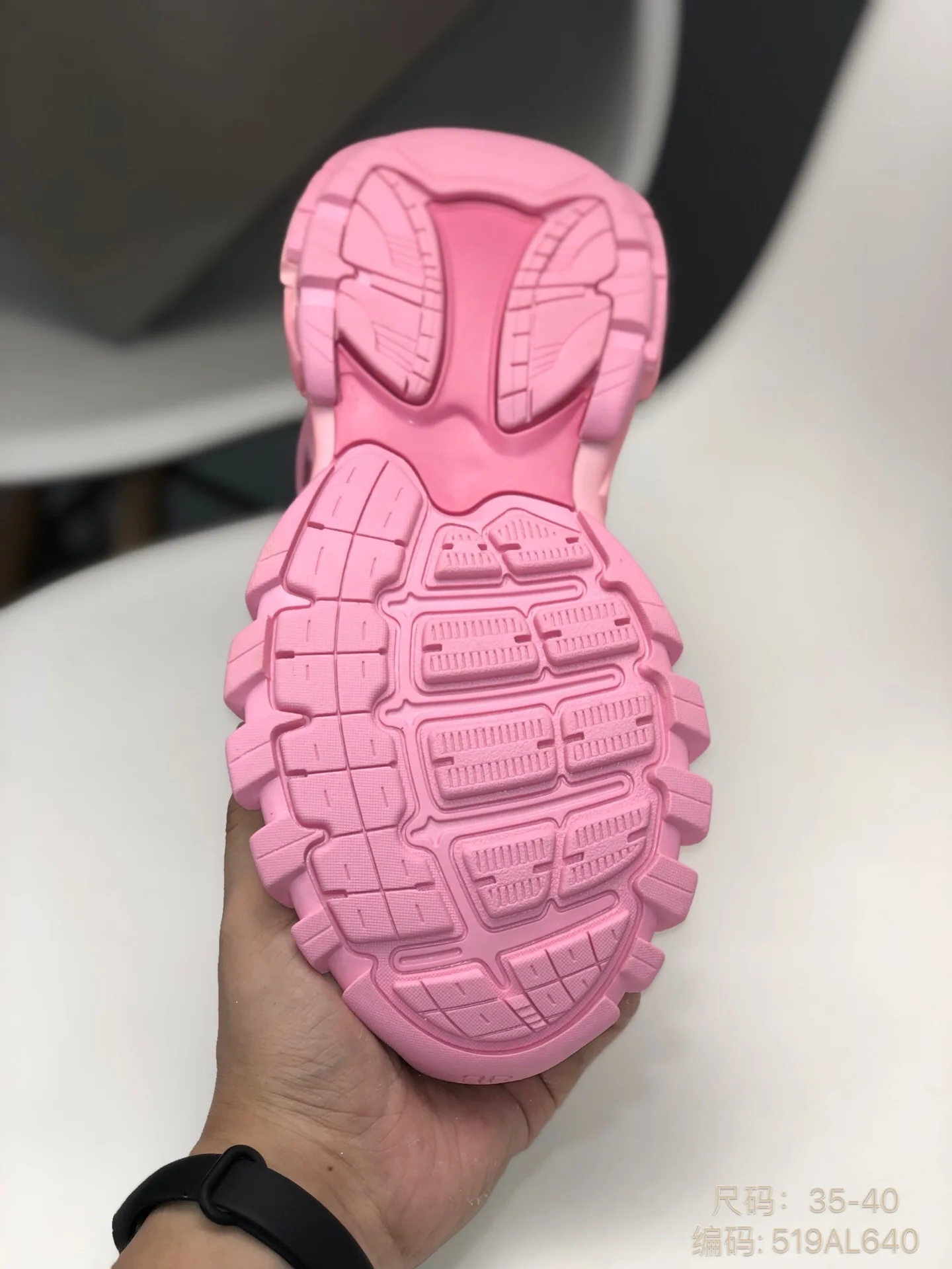 High-Quality Men's And Women's Running Shoes, Fashion Design Catwalk Models, Street Sports, Thick-Soled Pink Original Shoes
High-Quality Men's And Women's Running Shoes, Fashion Design Catwalk Models, Street Sports, Thick-Soled Pink Original Shoes