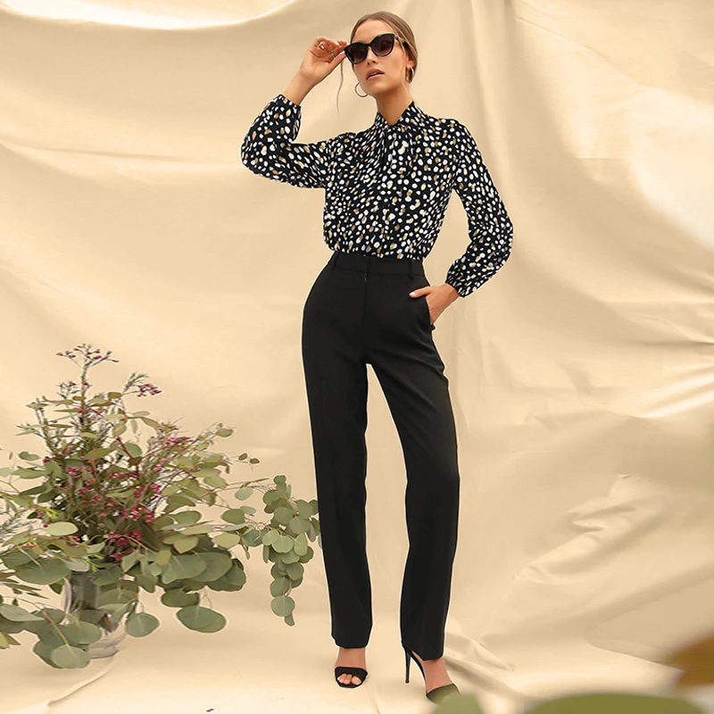 2021 new women's long-sleeved lapel bronzing printed blouse shirt women's temperament fashionable wear and charming sexy nice
2021 new women's long-sleeved lapel bronzing printed blouse shirt women's temperament fashionable wear and charming sexy nice