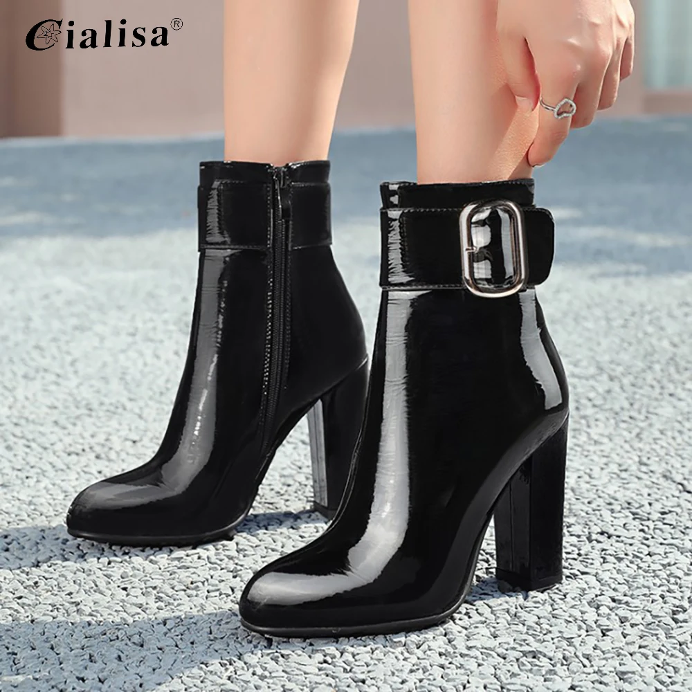 CIALSIA Women Shoes PU Leather Round Tpe Super High Heel Boot 2020 Fashion Metal Decoration Zipper Patent Leather Ankel Boot
CIALSIA Women Shoes PU Leather Round Tpe Super High Heel Boot 2020 Fashion Metal Decoration Zipper Patent Leather Ankel Boot