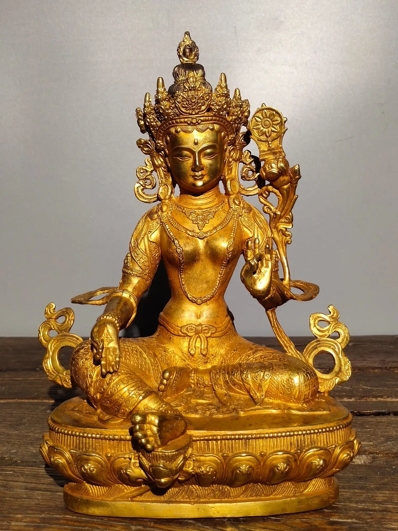 11"Chinese Folk Collection Old Bronze Gilt Cinnabar Twenty-one Tara Tara Buddha Sitting lotus Enshrine the Buddha Ornaments
11"Chinese Folk Collection Old Bronze Gilt Cinnabar Twenty-one Tara Tara Buddha Sitting lotus Enshrine the Buddha Ornaments