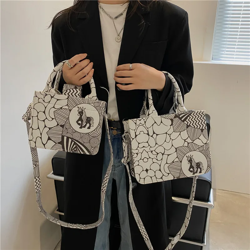 New Fashion Women Crossbody Bag for 2021 Printing Horn Patterns Big Capacity Female's Canvas Bag Stylish Handbag Casual Tote Bag
New Fashion Women Crossbody Bag for 2021 Printing Horn Patterns Big Capacity Female's Canvas Bag Stylish Handbag Casual Tote Bag
