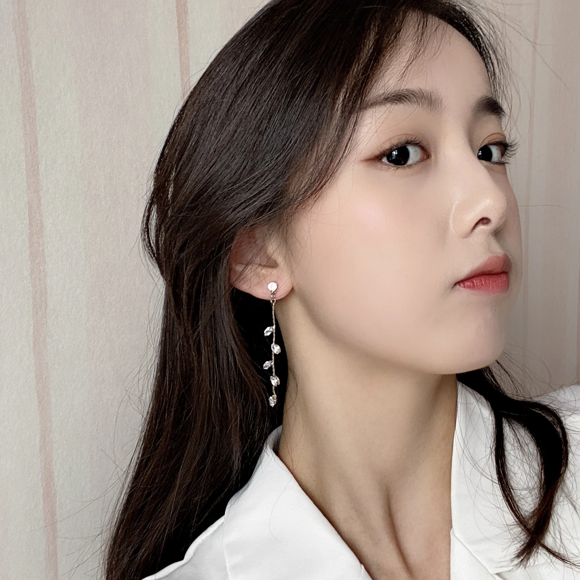 Willow leaf tassels 2020 new trendy ear clip earrings long and thin face earrings
Willow leaf tassels 2020 new trendy ear clip earrings long and thin face earrings