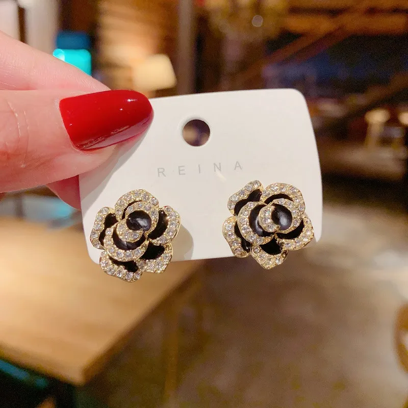 925 Silver Needle Black Rose Earrings Korean New Earrings Fashion Trend Women's Full Imitation Diamond Retro Earrings
925 Silver Needle Black Rose Earrings Korean New Earrings Fashion Trend Women's Full Imitation Diamond Retro Earrings
