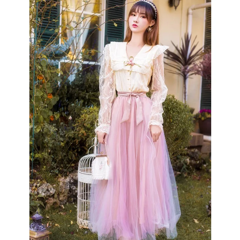 2021 New High Quality Luxury Runway Two Piece Women Summer Long Sleeve Lace V Neck Tops + Elastic Waist Mesh Pink Skirts Suit 
2021 New High Quality Luxury Runway Two Piece Women Summer Long Sleeve Lace V Neck Tops + Elastic Waist Mesh Pink Skirts Suit
