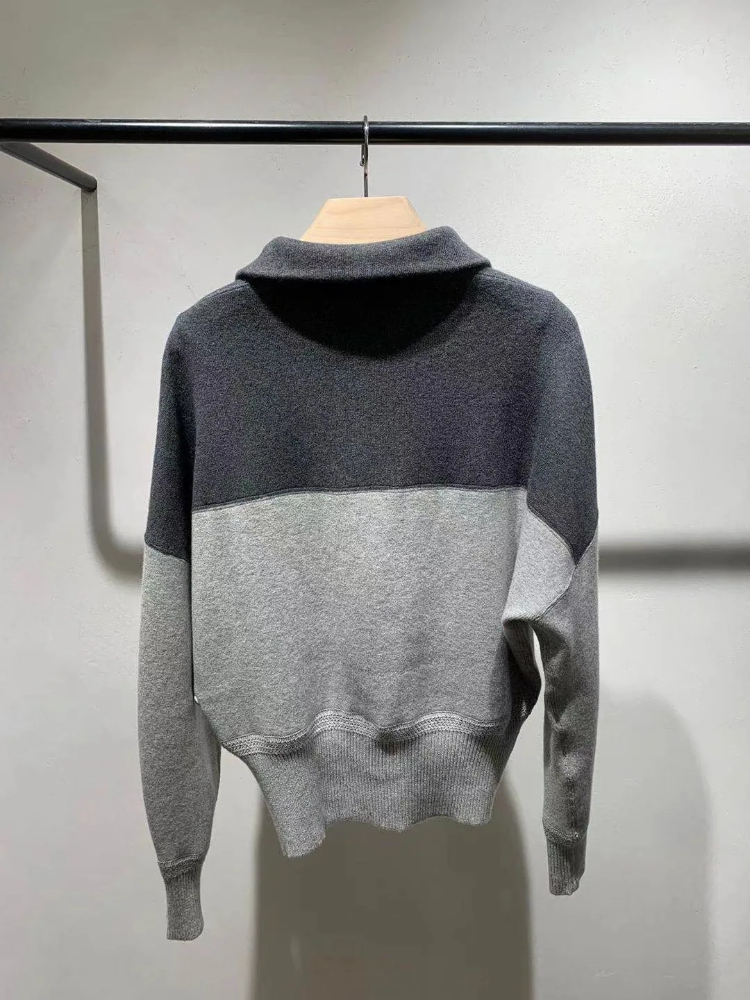 2020 New Letter Half Zipper Lapel Pullover Wool Blend Women's Knitted Top
2020 New Letter Half Zipper Lapel Pullover Wool Blend Women's Knitted Top