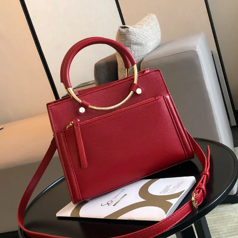 Новинка 2021, модная красная сумка для невесты, сумка для иностранной свадьбы, Женская Портативная сумка-мессенджер большой вместимости 
Новинка 2021, модная красная сумка для невесты, сумка для иностранной свадьбы, Женская Портативная сумка-мессенджер большой вместимости