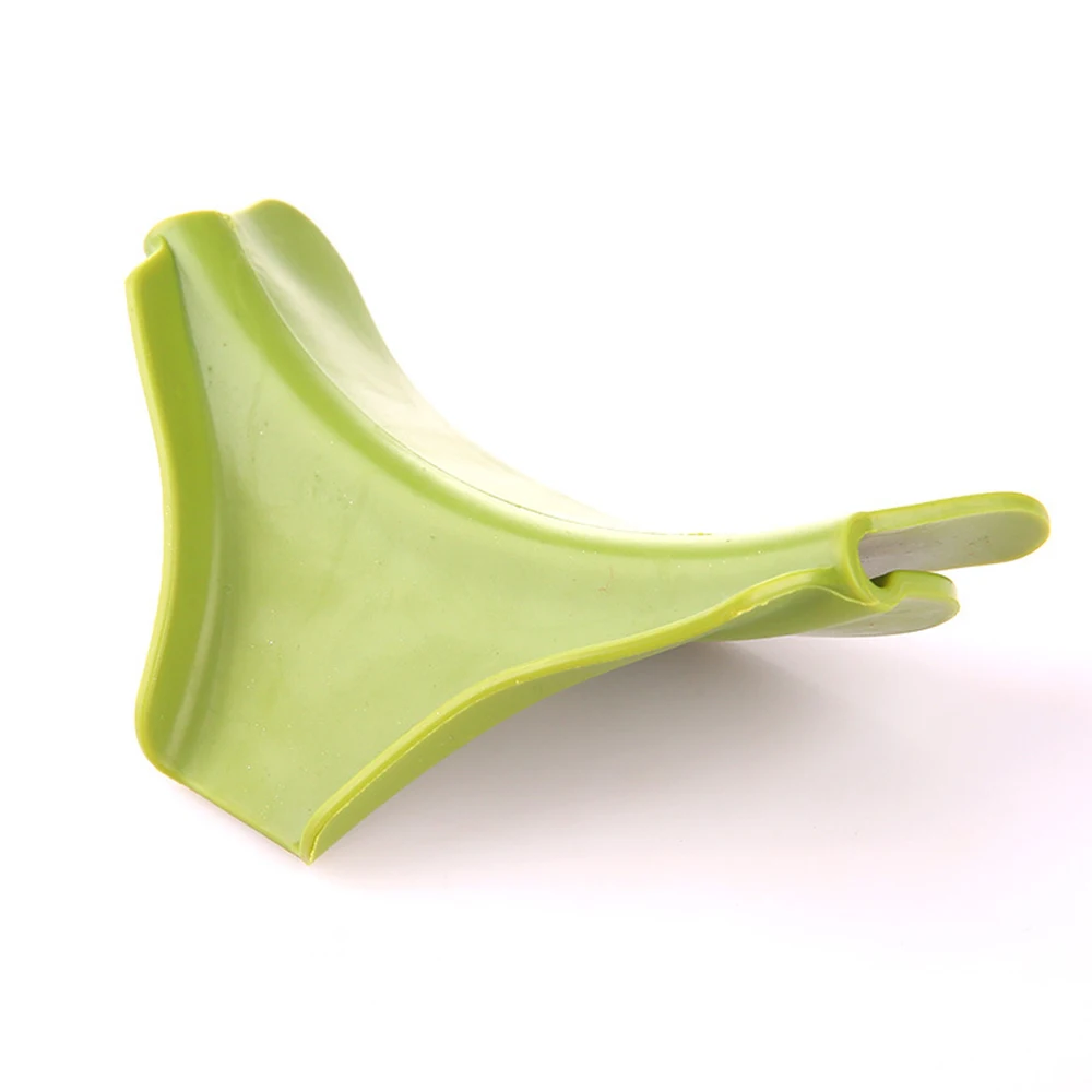 Creative Silicone Soup Funnel Anti-spill Slip on Pour Soup Spout Funnel Kitchen Gadget Water Deflector Tool
Creative Silicone Soup Funnel Anti-spill Slip on Pour Soup Spout Funnel Kitchen Gadget Water Deflector Tool