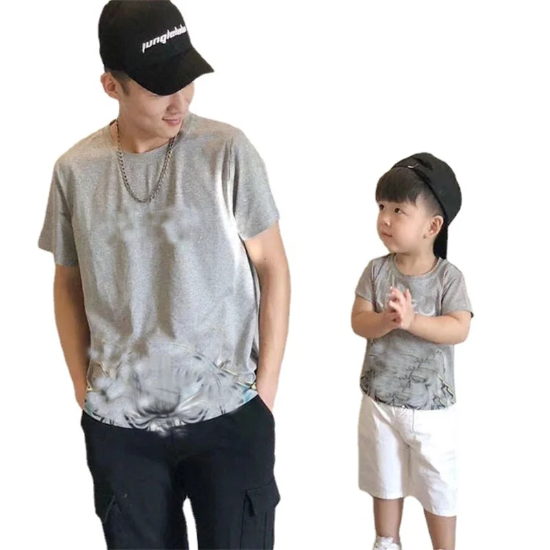 Новая летняя одежда для родителей и детей, серая футболка с коротким рукавом и Рисунком Тигра из мультфильма для родителей и детей 
Новая летняя одежда для родителей и детей, серая футболка с коротким рукавом и Рисунком Тигра из мультфильма для родителей и детей