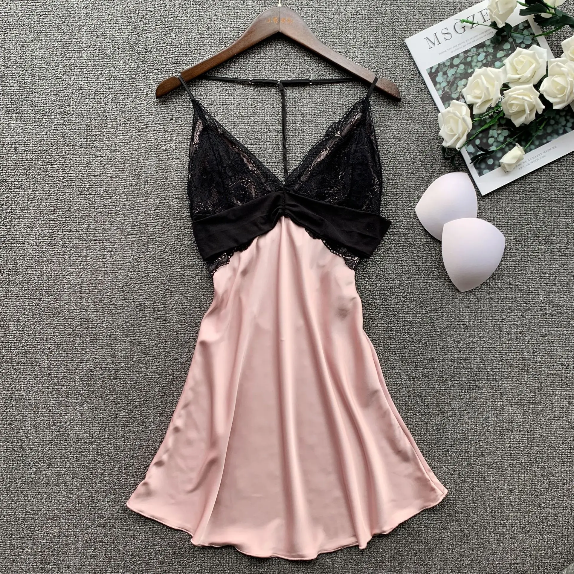 2021 Spring Summer Lady V-Neck Nightgown Sexy Lace Floral Sleeveless Nightdress Lingerie Mini Sleepshirt M-XL Home Dressing
2021 Spring Summer Lady V-Neck Nightgown Sexy Lace Floral Sleeveless Nightdress Lingerie Mini Sleepshirt M-XL Home Dressing
