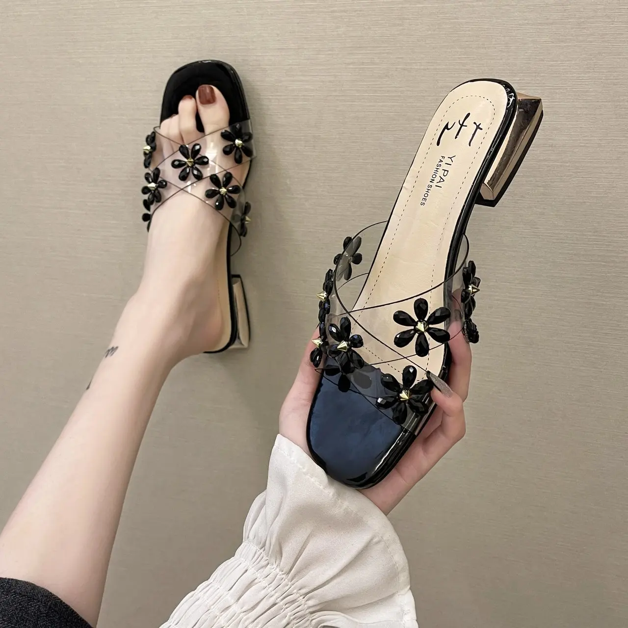 Flat Shoes Female Glitter Slides Ladies' Slippers Low Fashion Slipers Women Jelly Soft Summer Luxury 2021 Rubber Square heel Bas
Flat Shoes Female Glitter Slides Ladies' Slippers Low Fashion Slipers Women Jelly Soft Summer Luxury 2021 Rubber Square heel Bas