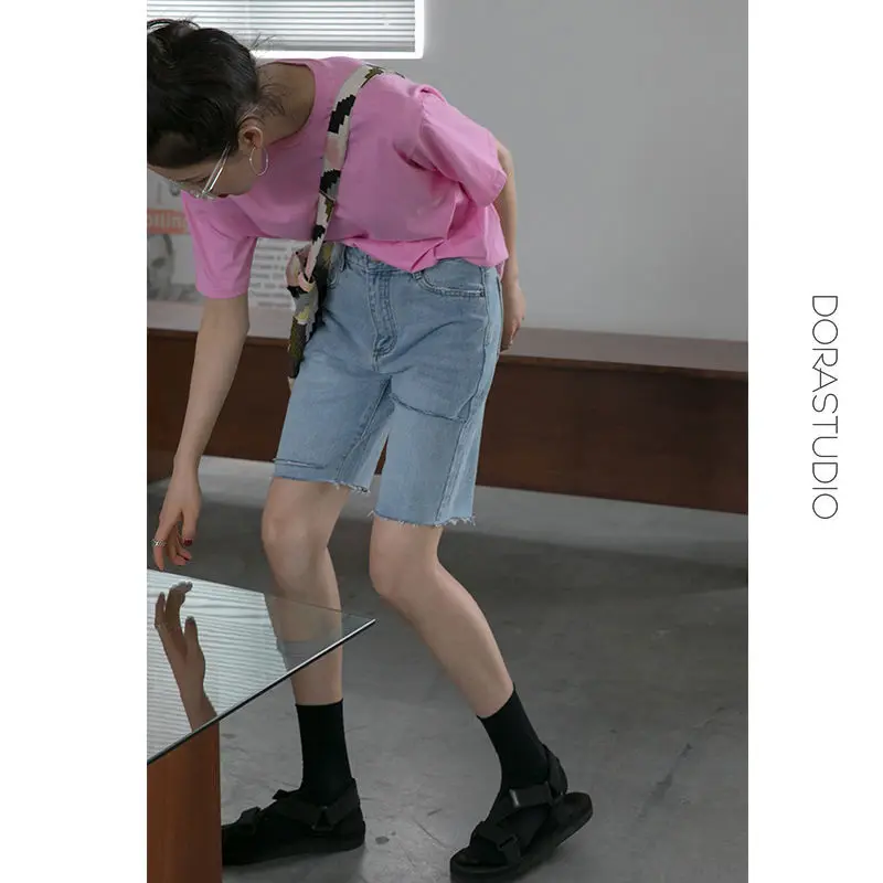 Light denim shorts women's 2021 summer new Korean loose high waist slim straight cut wide leg Capris
Light denim shorts women's 2021 summer new Korean loose high waist slim straight cut wide leg Capris
