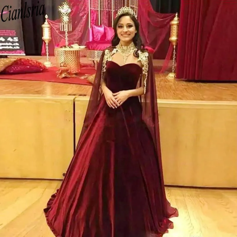 

Burgundy Velvet Evening Formal Dresses with Long Cape 2020 Luxury Gold Lace Detail Arabic Kaftan Middle East Prom Gowns