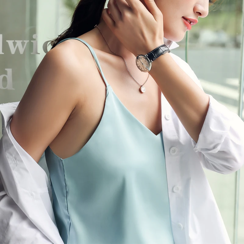 Summer Korean Silk Tops Women Satin V-neck Tank Top Elegant Woman Sleeveless Tops Loose Sexy Top Office Lady Solid Tees Camis
Summer Korean Silk Tops Women Satin V-neck Tank Top Elegant Woman Sleeveless Tops Loose Sexy Top Office Lady Solid Tees Camis