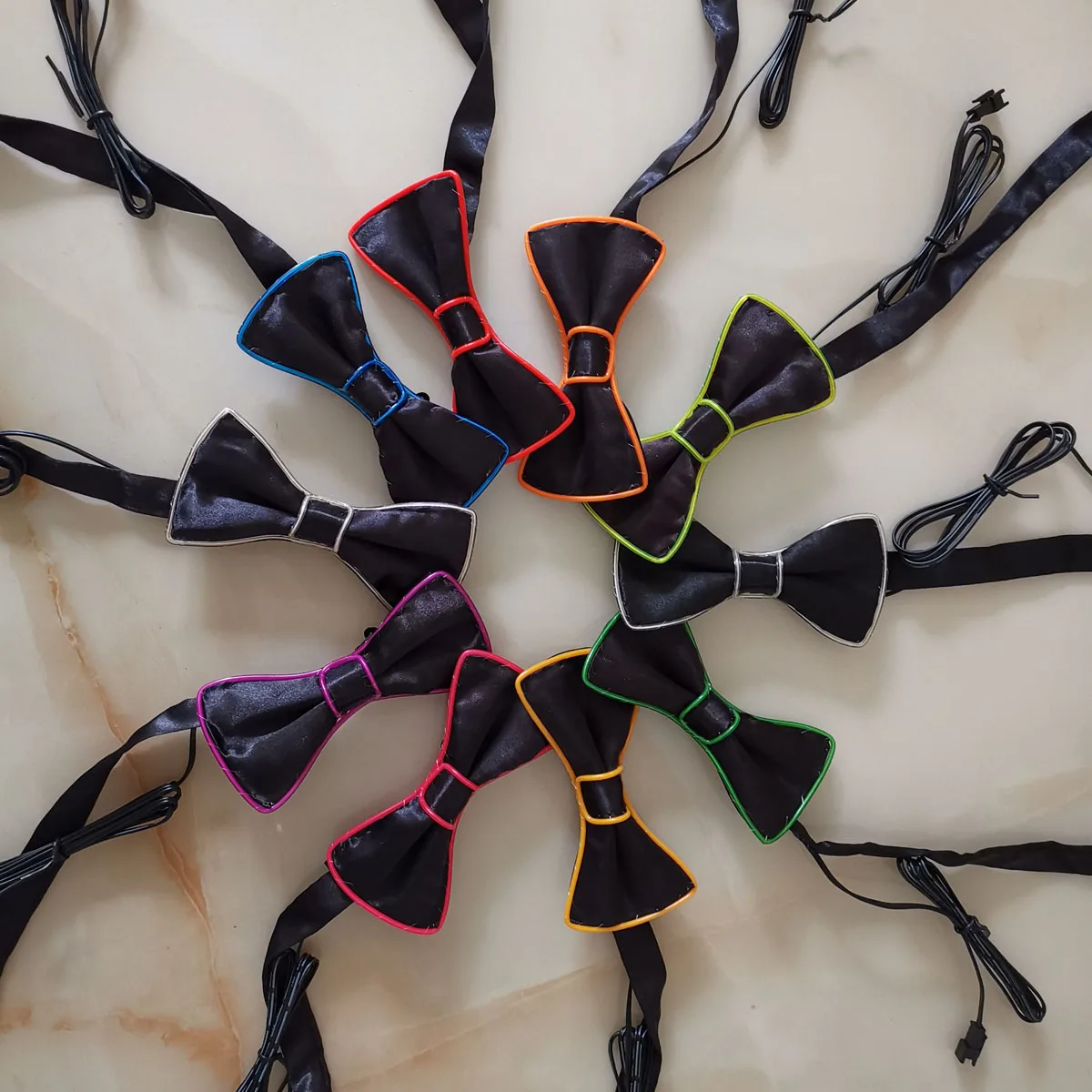 Flashing Bow Tie For Club Cosplay Party Decoration 2020 Halloween Party Light Up Mens Fashion LED EL Wire Necktie Luminous Neon
Flashing Bow Tie For Club Cosplay Party Decoration 2020 Halloween Party Light Up Mens Fashion LED EL Wire Necktie Luminous Neon