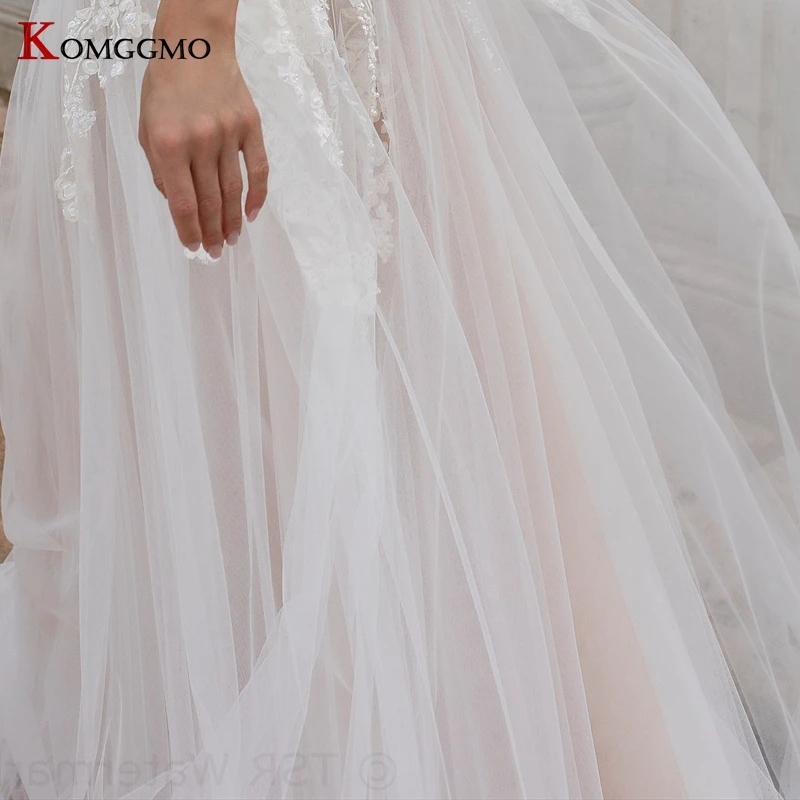 Custom Made Deep V-Neck Sleeveless Embroidery Appliques Tulle A-Line Wedding Dress Elegant Backless Chapel Train Bridal Gown 
Custom Made Deep V-Neck Sleeveless Embroidery Appliques Tulle A-Line Wedding Dress Elegant Backless Chapel Train Bridal Gown