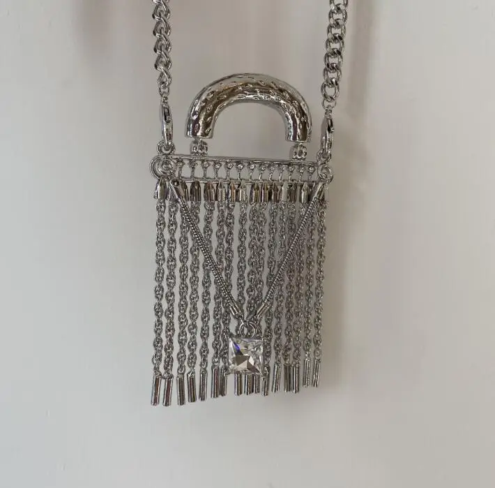 unique design ins personality tassel big rhinestone decoration chain portable bag shape trend body chain
unique design ins personality tassel big rhinestone decoration chain portable bag shape trend body chain