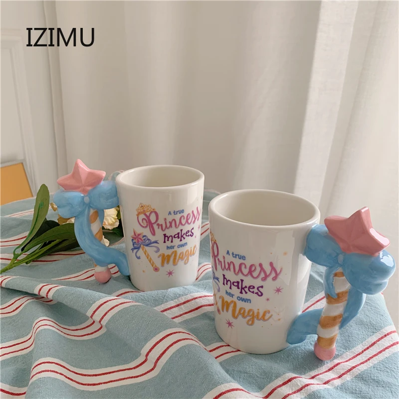 IZIMU 400ML Sailor Moon Wand Stick Rod Brooch and Weapon Padded Cup Mug Gift Coffee Tea Gift Travel Cup Ceramic Mug Coffee Cup
IZIMU 400ML Sailor Moon Wand Stick Rod Brooch and Weapon Padded Cup Mug Gift Coffee Tea Gift Travel Cup Ceramic Mug Coffee Cup