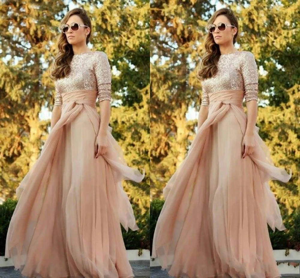 The ruffled train crew swept the neck of the ball gown with sparkling champagne sequins on top of the long-sleeved evening gown
The ruffled train crew swept the neck of the ball gown with sparkling champagne sequins on top of the long-sleeved evening gown