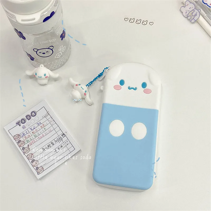 Sanrio Cinnamoroll помпон пурин сумка для ручек кавайная кукла силикагелевая сумка для хранения карандашей мультяшный фильм кавайная игрушка подар...
Sanrio Cinnamoroll помпон пурин сумка для ручек кавайная кукла силикагелевая сумка для хранения карандашей мультяшный фильм кавайная игрушка подар...