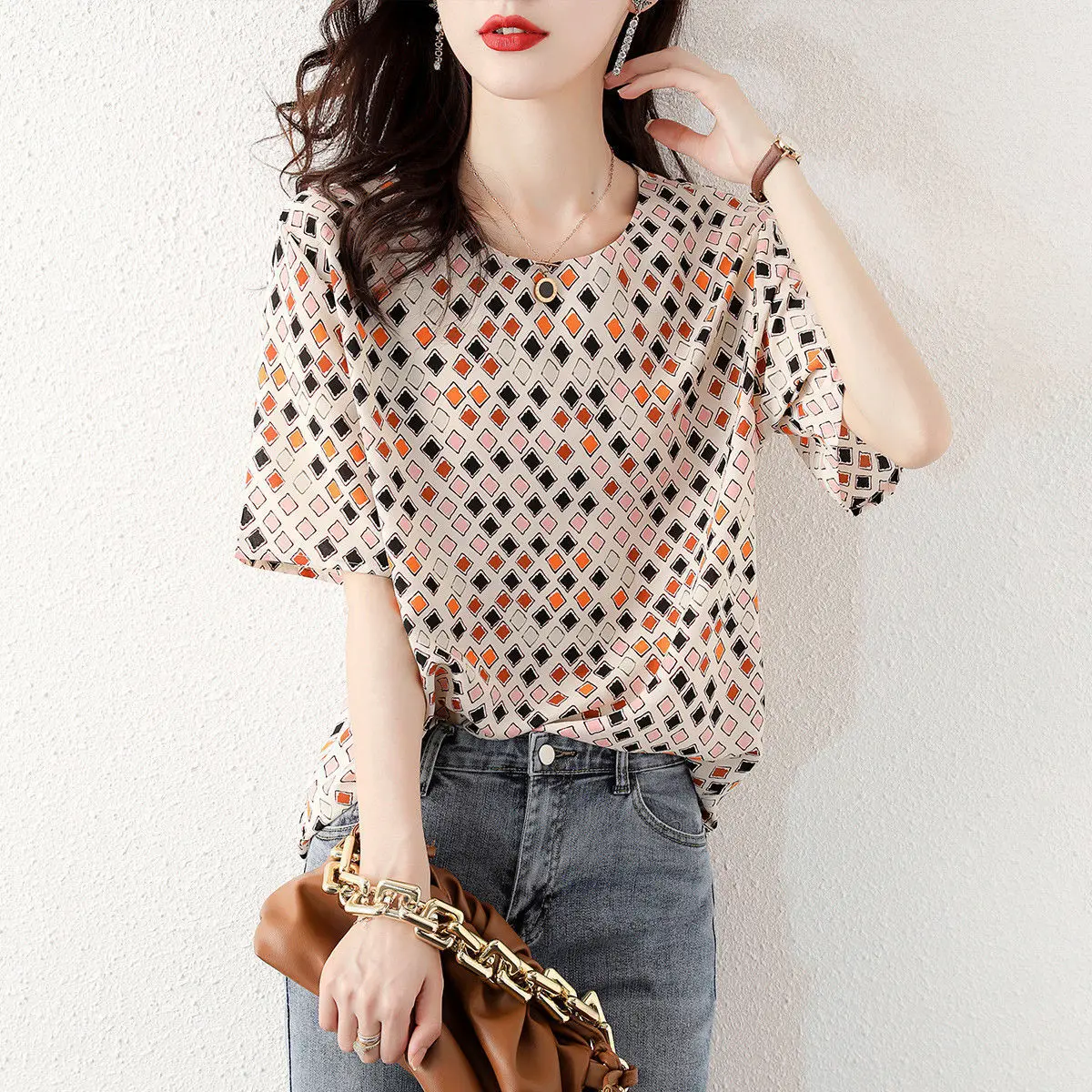 2021 summer new style temperament fashion trend top women's casual loose Korean diamond pattern women's T-shirt
2021 summer new style temperament fashion trend top women's casual loose Korean diamond pattern women's T-shirt